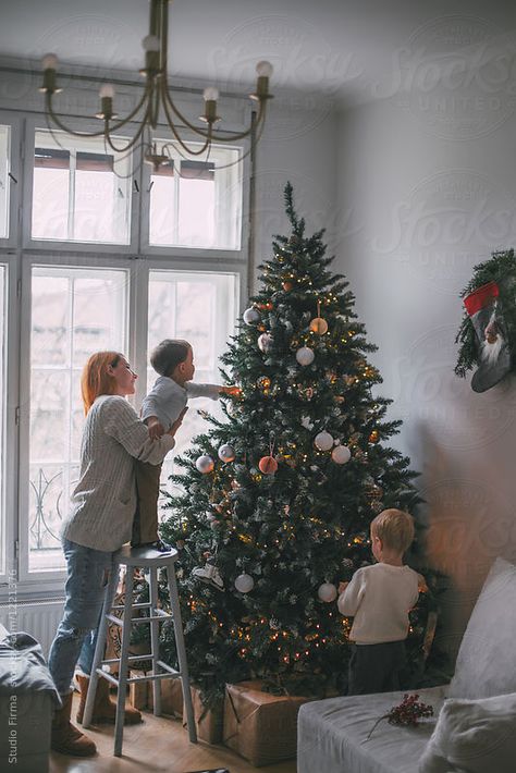 Christmas Tree Photoshoot, Christmas Family Photoshoot, Christmas Tree Pictures, Baby Christmas Photos, Xmas Photos, Family Christmas Pictures, Christmas Shoot, Christmas Family Photos, Gifts For Boyfriend