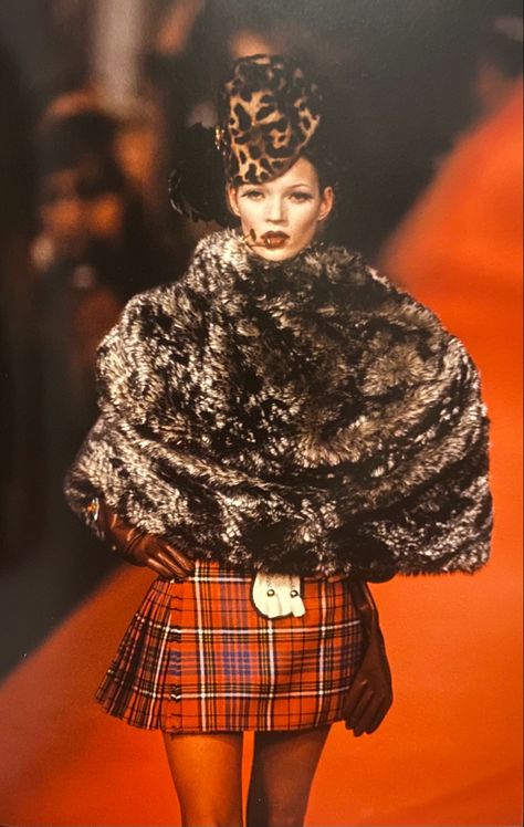 Vivienne Westwood Punk, Vivienne Westwood Fashion, Carmen Dell'orefice, Shalom Harlow, Mode Punk, Runway Fashion Couture, Vivienne Westwood Anglomania, Moda Punk, John Galliano