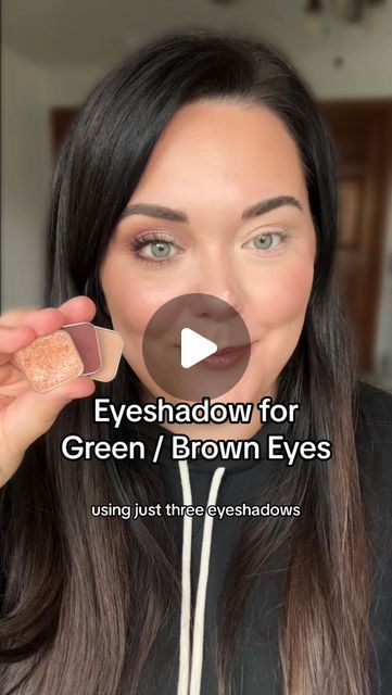 Brown Eye Makeup For Green Eyes, Small Green Eyes Makeup, Easy Eyeshadow For Green Eyes, Easy Brown Eyeshadow Looks, Smokey Eye For Green Eyes Step By Step, Makeup For Brown Hair Green Eyes, Olive Skin Eyeshadow Brown Eyes, Eye Makeup For Hazel Green Eyes, Daytime Makeup For Green Eyes