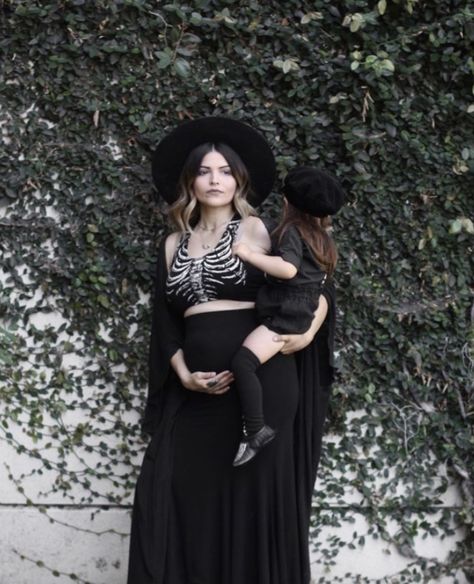 Goth Outfit Inspo, Prego Outfits, Gothic Baby, Maternity Clothes Summer, Maternity Photography Poses Pregnancy Pics, Goth Baby, Goth Outfit, Preggo Fashion, Summer Goth