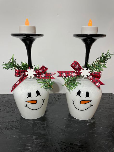 Grinch Wine Glass Candle Holder, Wine Glass Table Decor, Snowman Wine Glasses Diy, Grinch Wine Glass Diy, Wineglass Candleholder, Adult Christmas Crafts, Snowman Wine Glasses, Snowman Wine Glass Candle Holder, Santa Wine Glasses