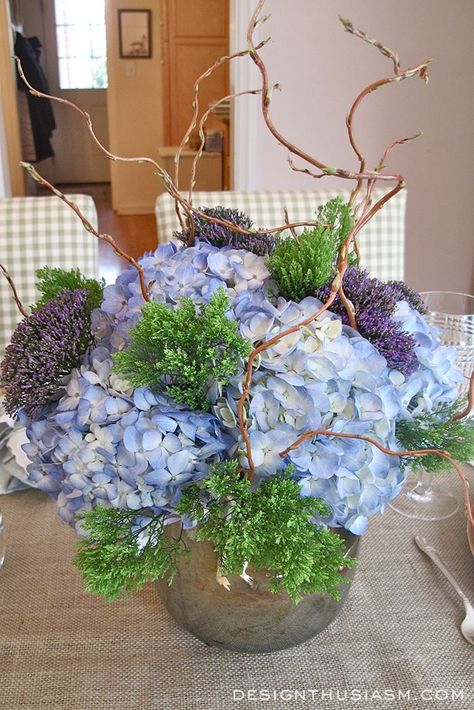 Spring tablescape | Using birds and twigs in a nature inspired table setting set for a Passover Seder | #Designthusiasm Spring Plates, Rustic Tablescape, Rustic Table Setting, Spring Table Settings, Passover Seder, Spring Centerpiece, Floral Centerpiece, Spring Table, Table Arrangements