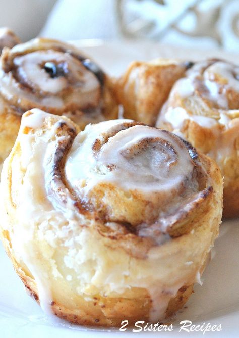 Easy Cinnamon Rolls with Raisins and Walnuts - 2 Sisters Recipes by Anna and Liz Cinnamon Rolls With Raisins, Best Cinnamon Roll Recipe, Easy Cinnamon Rolls, Baked French Toast Casserole, Raisin Recipes, Rolls Easy, Butter Cinnamon, Cinnamon Rolls Easy, Grape Recipes