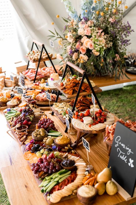 Buffet Display Ideas Food Stations, Salad Bar Ideas Buffet Food Displays, Buffet Wedding Table Setting, Backyard Wedding Food, Vegetarian Wedding, Wedding Finger Foods, Boho Garden Party, Wedding Food Drink, Catering Ideas Food