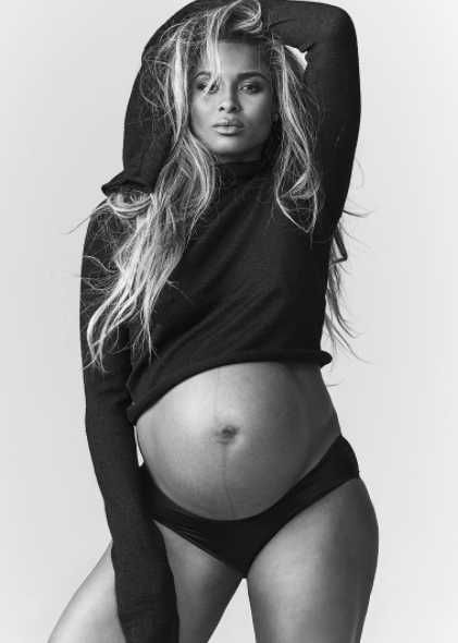 Kourtney Kardashian Instagram, Poses Modelo, Pregnancy Belly Photos, Belly Photos, Couple Pregnancy Photoshoot, Maternity Photoshoot Outfits, Maternity Studio, Maternity Photoshoot Poses, Maternity Inspiration