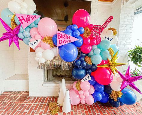 Party & Co | Houston Event Planner, Decorator & Balloon Artist | Can we get 3 cheers for this adorable cheerleading party! 📣✨📣✨📣 #shoppartyco #houstonpartyplanner #houstonpartyrentals… | Instagram Cheer Balloons, Confetti Decor, Combined Birthday Parties, Cheerleading Party, Balloon Artist, Party Photo Backdrop, Cheer Party, Cheer Coach, Cute Birthday Ideas