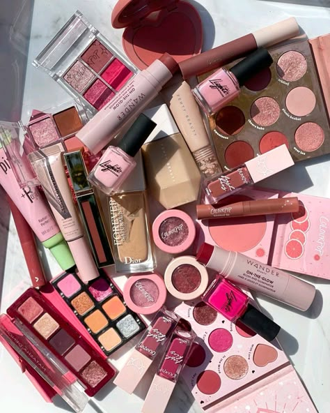 Make Up Astethic, 2025 Wishlist, Flat Lay Ideas, Vision 2025, Casual Makeup, Indie Makeup, Makeup List, Minimal Makeup, Basic Makeup