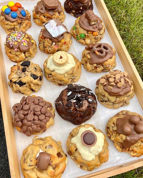 Chocolate Chip Cookie Decorating, Aesthetic Dessert Ideas, Sweet Food Pictures, Creative Bakery Packaging, Bristol Farms The Cookie Recipe, Baked Cookies Aesthetic, Cookies For Bake Sale Ideas, Sweet Ideas Desserts, Birthday Food Recipes