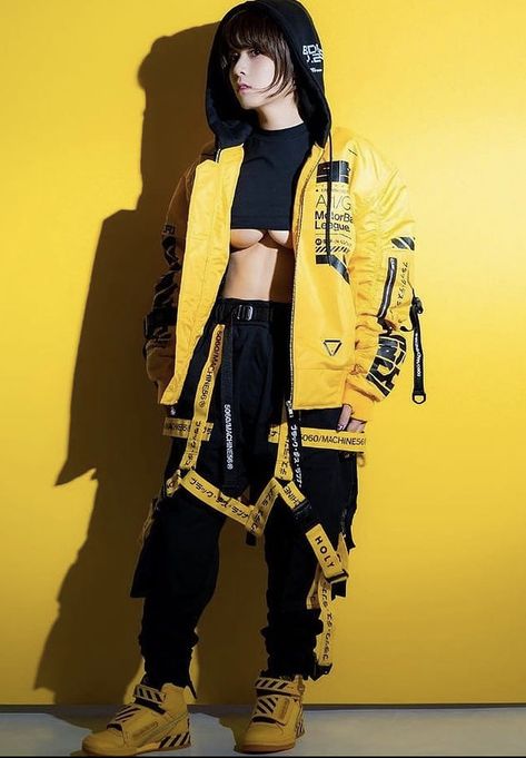 With black tactical pants, hoodie top and yellow sneakers | #tacticalwear #urbanwear #techwearfashion #jacket #streetwear Kristian Stwart, Cyberpunk Outfit Women, Techwear Girl Outfit, Techwear Girl, Yellow Streetwear, Cyberpunk Jacket, Cyberpunk Outfit, Mode Cyberpunk, Techwear Fashion