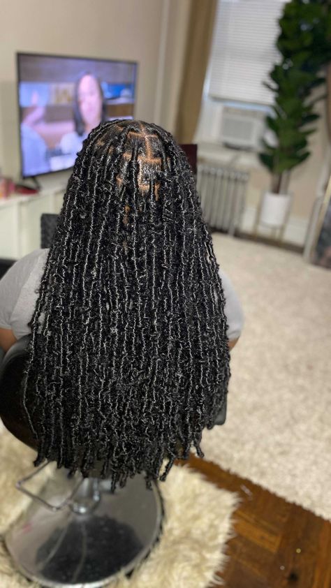 SEPT. BOOKINGS ARE OPEN!! 💕 (@hairbyshakenya) added a video to their Instagram account: “Waist-Length Butterfly Locs 🦋💕⠀ September Bookings Are Open!!⠀ ⠀ Schedule An Appointment By Using…” Balayage Brunette To Blonde, Cute Box Braids, Bob Cut Wigs, Butterfly Locs, Blonde Bob Hairstyles, Faux Locs Hairstyles, European Hair, Cute Box Braids Hairstyles, Box Braid Wig