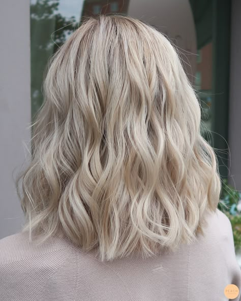 Kall ljus blond hårfärg med slingor i silver, platinum och cendré beigeblond i en fin page frisyr Blonde Asian Hair, Blond Beige, Beige Blond, Bright Blonde Hair, Medium Blonde Hair, Summer Blonde Hair, Light Blonde Hair, Blonde Hair Inspiration, Blonde Hair Looks