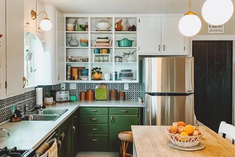 1950s Farmhouse, 1930s Kitchen, Hipster Home Decor, 1940s Kitchen, Retro Cabinet, 1950s Kitchen, Retro Appliances, Eclectic Farmhouse, Retro Farmhouse