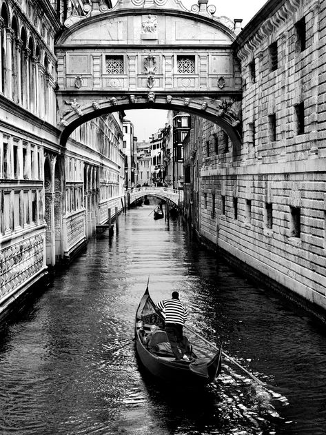 Bridge of Sighs - Venice - Lisa Kristine Venice Romantic, Romantic Italy, Bridge Painting, Black And White City, Black And White Picture Wall, Architecture Design Sketch, Monochrome Prints, Black And White Landscape, Tinta China