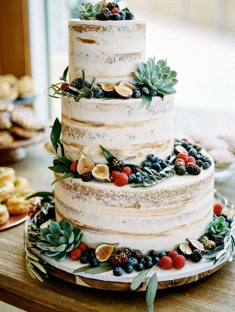 Wedding Cake With Greenery, Cake With Greenery, Wedding Cake Greenery, Outdoor Greenery, Hart House, Greenery Wedding Decor, Summer Wedding Cakes, Ibiza Wedding, Wedding Cake Rustic