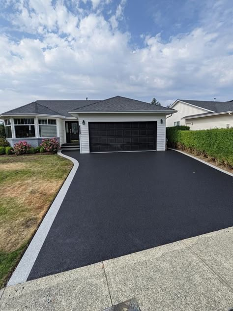 Bitumen Driveway, Asphalt Driveway Ideas, Driveway Ideas Cheap, Blacktop Driveway, Tarmac Driveways, Small Backyard Decks, Modern Driveway, Paving Ideas, Asphalt Driveway