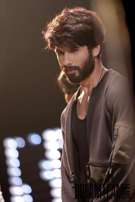 #shahid #kapoor #shahidkapoor Bollywood Hairstyles, Beard Look, Cute Couples Photography, Shahid Kapoor, Men Haircut Styles, Actor Picture, Actors Images, Best Poses For Men, Photography Poses For Men