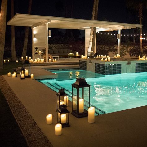 Poolside candle light Candles Around Pool, Lanterns In Pool, Pool Decoration Wedding, Pool Side Decorating Ideas Backyard, Pool Side Wedding Decor, Pool Decorations For Party Night, Lanterns Around Pool, Poolside Lighting, Poolside Dinner Party