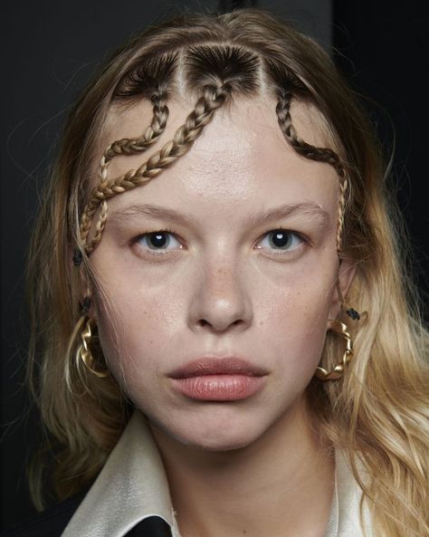 Runway Hair Trends 2024, Editorial Braids, Runway Hair Trends, Runway Hairstyles, Hairstyles Model, Water Fashion, Spring Hair Trends, Runway Earrings, Neon Eyeshadow