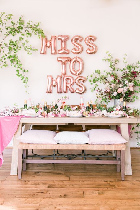 Roses And Rosé: Babes That Brunch Bridal Shower Ideas #bridalshower #bridalshowerinspiration #weddinginspiration #bridetobe #tabledecor #balloons #brideballoons Brunch Bridal Shower Ideas, Bridal Shower Crafts, Ballon Banner, حفل توديع العزوبية, Fiesta Shower, Table Rose, Bridal Shower Inspo, Bridal Shower Planning, Miss To Mrs