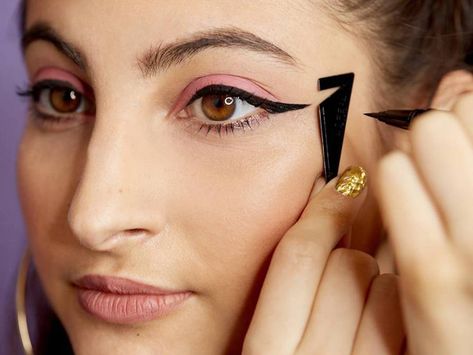 Crease Eyeliner, Loreal Eyeliner, Eyeliner Wing, Cat Eye Eyeliner, Eye Eyeliner, Eyeliner Hacks, Eyeliner Stencil, Winged Eyeliner Tutorial, Perfect Cat Eye