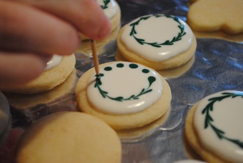 Simple but Beautiful Christmas Cookies – invincible inc. Beautiful Christmas Cookies, Xmas Cookies, Christmas Cookies Decorated, Christmas Sugar Cookies, Christmas Cooking, Iced Cookies, Cookie Monster, Decorated Cookies, Sugar Cookies Decorated