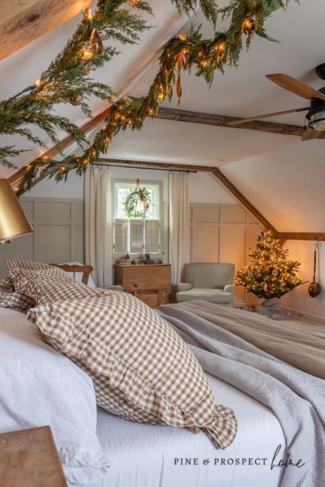 Cozy Christmas Bedroom - Pine and Prospect Home Rustic Bedroom Aesthetic, Bedroom Rustic Farmhouse, Farmhouse Rustic Bedroom, Cozy Rustic Bedroom, English Country House Bedroom, Attic Guest Room, English Cottage Bedroom, Farmhouse Style Bedroom, Rustic Chic Bedroom