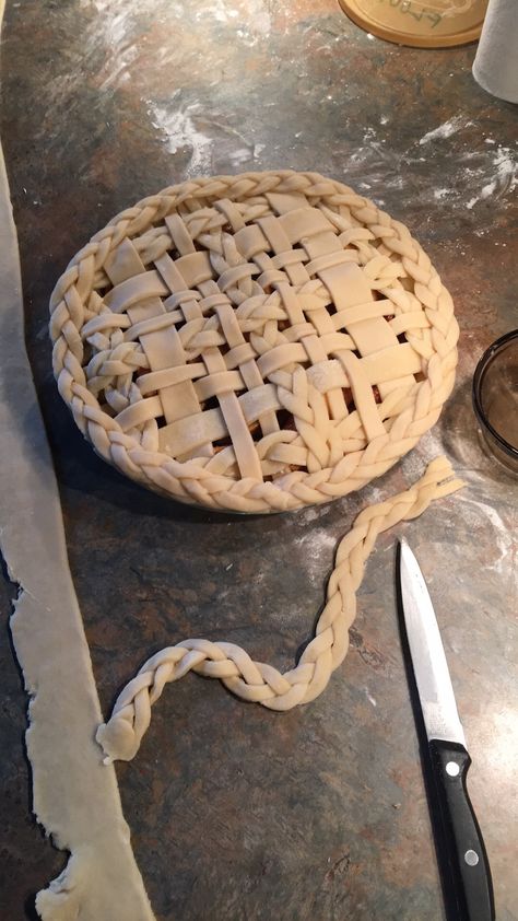 Easy Pie Designs, Pie Lattice Designs, Apple Pie Lattice Top, Pie Top Designs, Fancy Pies, Pie Lattice, Apple Pie Lattice, Crust Designs, Creative Pies