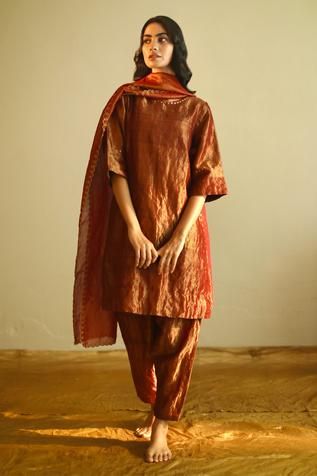 Shop for Shorshe Clothing Handloom Tissue Stole Online at Aza Fashions Tissue Dress Designs, Shorshe Clothing, Tissue Kurta, Red Kurta, Zardozi Work, Indian Look, Boutique Dress Designs, Boutique Dress, Indian Clothes