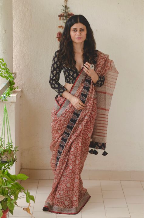 Ajrak Blouse Designs Latest, Indian Formals For Women, Kota Saree Blouse Designs, Ajrakh Saree Blouse Designs, Ajrak Blouse Designs, Ajrakh Blouse Designs, Ajrakh Lehenga, Ajrak Saree, Ajrakh Blouse