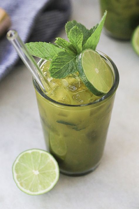 Matcha Mojito / Cocktail Recipes / Mojito Recipes / Matcha Recipes / Cocktail Ideas Matcha Mojito, Easy Mojito, Easy Mojito Recipe, Mojito Recipe Classic, Healthy Apps, Party Punch Recipes, Strawberry Mojito, Healthy Cocktails, Classic Cocktail Recipes