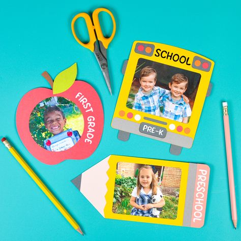 School Photo Frames, School Picture Frames, Memory Book School, Escuela Diy, First Day Of School Pictures, Back To School Pictures, Teacher Projects, Teacher Board, Back To School Art