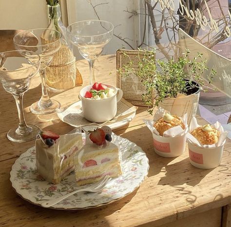 Tea And Cake Aesthetic, Tea Aesthetic Cozy, High Tea Aesthetic, Cottagecore Tea Party, Tea Time Aesthetic, Tea Party Aesthetic, Cottagecore Tea, Picnic Date Food, Cottage Aesthetic