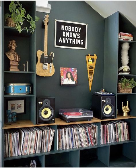 Hip Hop Room, Office Music Room, Vinyl Record Room, Music Room Office, Music Room Design, Home Music Rooms, Vinyl Display, Vinyl Room, Record Room