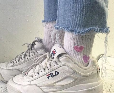 Chunky White Sneakers Outfit, Fila Outfit, Chunky White Sneakers, White Chunky Sneakers, White Sneakers Outfit, Sneakers Outfit Casual, Fila Disruptors, Outfit Korean, Heels Outfits