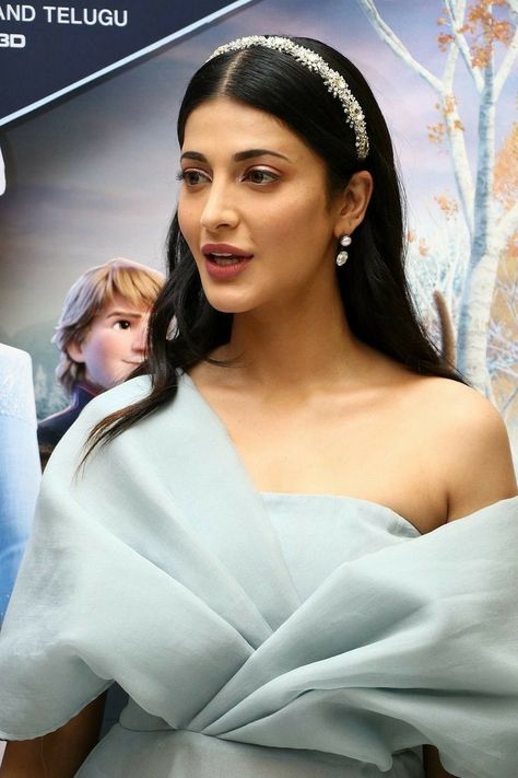 Engagement Saree Look, Wedding Hair Bun, Shruthi Hasan, Ensemble Adidas, Engagement Looks, Pakistani Bridal Hairstyles, Bridal Entry, Asian Actress, Shruti Hasan