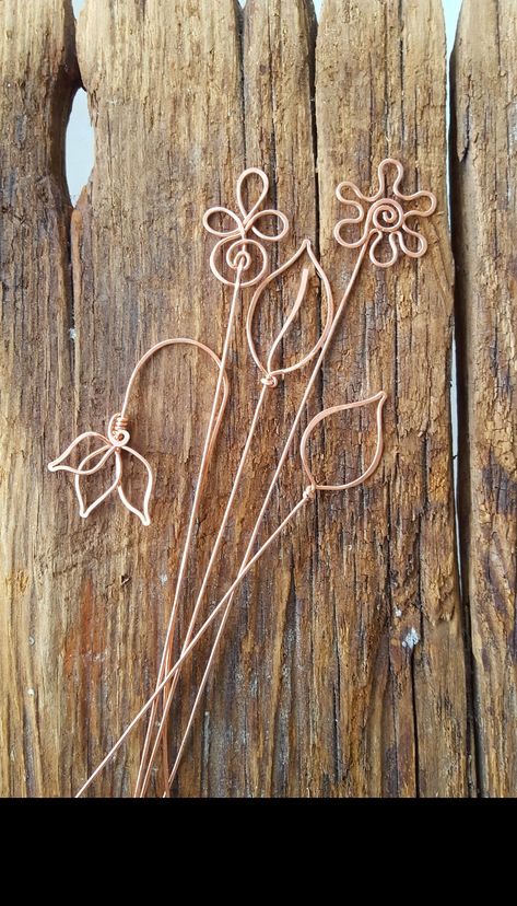 Copper Wire Garden Art, Gold Wire Art, Copper Wire Crafts Diy, Copper Wire Garden, Black Metal Decor, Copper Bookmark, Drátěná Socha, Coat Wall, Wire Bookmarks