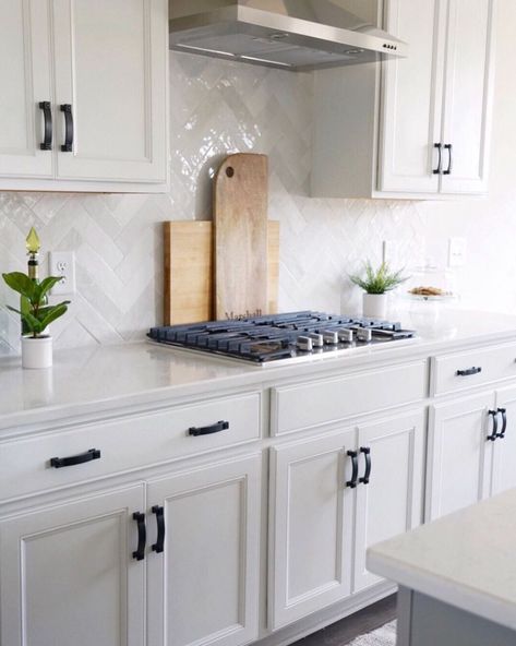 Traditional White Kitchens, White Kitchen Cabinets Backsplash Ideas, White Quartz Countertop Kitchen, Remodeled House, Modern Farmhouse Kitchen Backsplash, Kitchen Cabinets And Backsplash, Kitchen Backsplash Trends, Florida Kitchen, Kitchen 2023