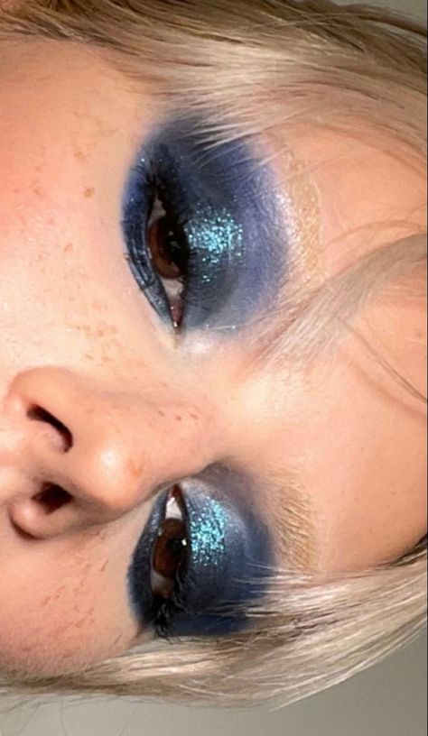 Blue Eyeshadow Makeup, Funky Makeup, Maquillage On Fleek, Vampire Bride, Swag Makeup, Interesting Images, Dope Makeup, Makijaż Smokey Eye, Being Creative