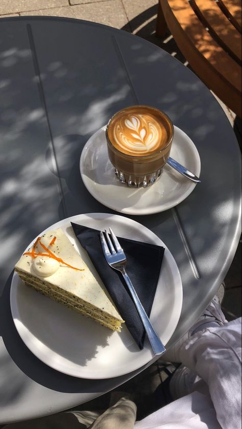 Cake And Coffee Aesthetic, Coffee And Cake Aesthetic, Coffee Lover Cake, Coffee Aesthetic Mornings, Coffee Break Aesthetic, Caffe Aesthetic, Coffee Morning Aesthetic, Cafe Outside, Coffee Snap