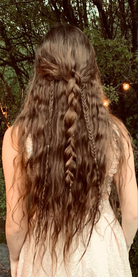 Hair Styles Aesthetic Braids, Long Hippy Hairstyles, Bohemian Long Hairstyles, Long Wavy Hairstyles With Braid, Long Hair Braids Aesthetic, Prom Hair For Wavy Hair, Folklore Inspired Hairstyles, Braid Beach Waves, Mermaid Hair With Braids