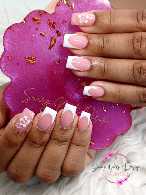 Nails With Flower Design, White French Tip Nails, White French Tip, Flower Nail Designs, Short Nail, Tip Nails, White French, French Tip Nails, Nails Design