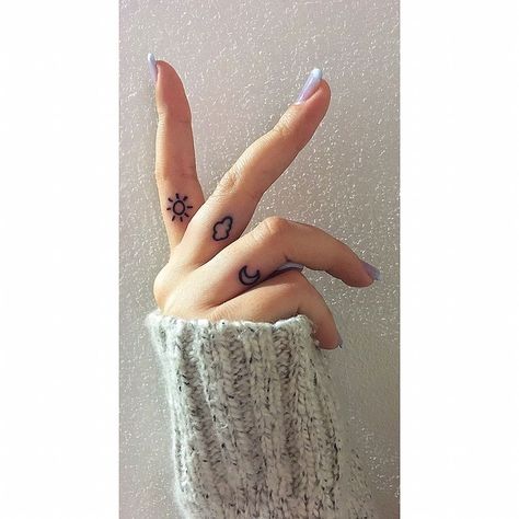 Point Finger Tattoo, Cloud Finger Tattoo, Hena Designs, Cute Finger Tattoos, Small Finger Tattoos, Tato Henna, Funky Tattoos, Cloud Tattoo, Crow Tattoo