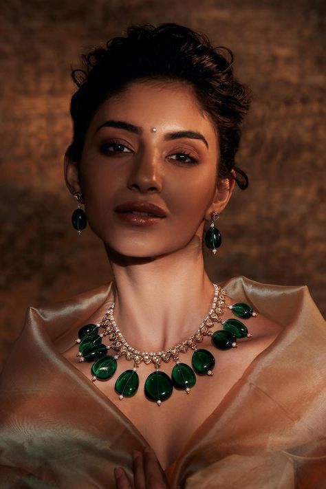 Contemporary Bridal Jewellery, Inexpensive Jewelry, Contemporary Necklace, Fancy Jewellery Designs, Jewelry Set Design, Bridal Jewelry Collection, Tarun Tahiliani, Indian Jewellery Design, Indian Jewelry Sets