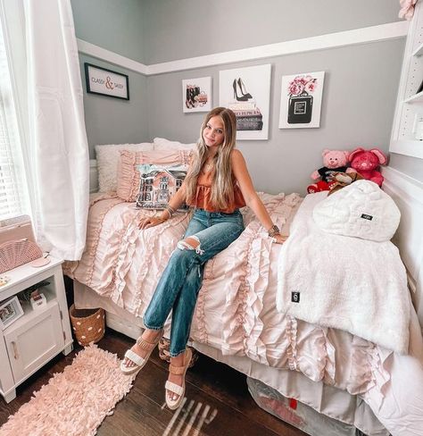 kaitlyn johnson on Instagram: "📍theta mansion #tlam" Blush Dorm Room, Trendy Dorm Room Ideas, Rustic Dorm Room, Room Ideas College, Kaitlyn Johnson, Dorm Room Color Schemes, White Dorm Room, Vintage Dorm, Trendy Dorm Room