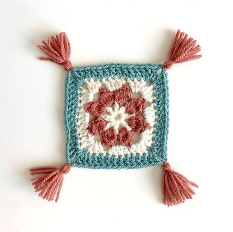 This pretty Floral Mug Rug was designed by Sweet Softies. These square coasters were crocheted with Medium Weight Yarn [4] and a 2.75 mm (C) hook. The finished coasters measure 4.5 inches X 4.5 inches. Mug Rugs Patterns, Mug Rugs Patterns Free, Crochet Mug Rug, Tassels Tutorials, Christmas Mug Rugs, Crochet Mug, Yarn Color Combinations, Mug Rug Patterns, Floral Mug