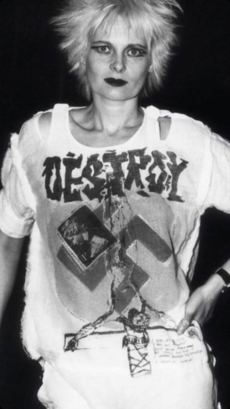 Freewave 3 Wallpaper, Vivienne Westwood Destroy Shirt, Vivienne Westwood Destroy, Punk Aesthetic Wallpaper, Vivienne Westwood Punk, Punks 70s, Chicas Punk Rock, Vivian Westwood, Destroyed T Shirt