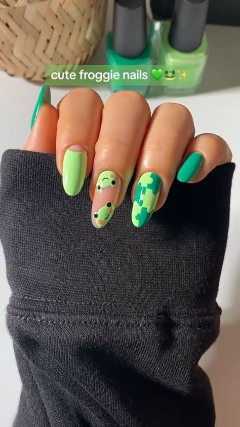 Nail Frogs, Cute Frog Nail Art, Frog Design Nails, Frog Nail Art Designs, Cute Frog Nail Designs, Summer Nails Funky, Frog Nail Ideas, Funky Nail Art Trendy, Nails Frogs