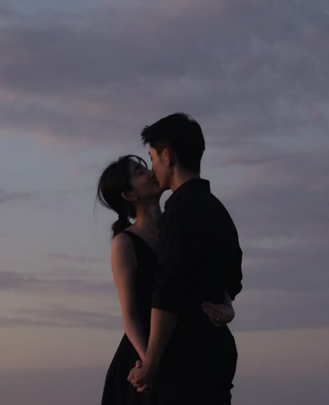 Korean Wedding Photography, First Meeting, Couples Vibe, The Perfume, Couple Picture Poses, Ulzzang Couple, Foto Ideas Instagram, Cinematic Photography, Fantasy Aesthetic