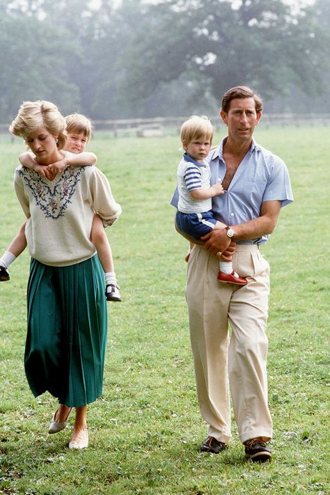 Princess Diana with Prince Charles, little Prince William and Harry in 1986 Prins William, Prinz Charles, Prins Harry, Princess Meghan, Princess Diana Family, Princess Diana Pictures, Prinz Harry, Prince William And Harry, Princes Diana