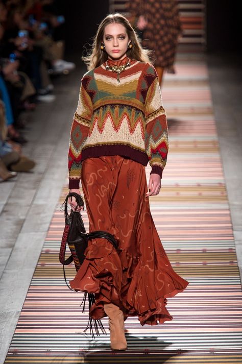 Etro Fall 2018 Moda Hippie, Mode Hippie, Fashion Knitwear, Stil Boho, Mode Boho, Winter Boho, Bottom Jeans, Cooler Look, Knitwear Fashion